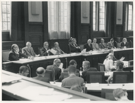 1970-2229 Verkiezing van het nieuwe College van Burgemeester en Wethouders met (van links naar rechts) doctorandus J. ...