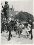 1970-2231 De Kabouters van de Oranje Vrijstraat Rotterdam protesteren bij het Mariniersmonument op het Oostplein tegen ...