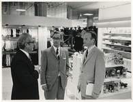 1970-2232 Opening van een nieuw pand van modehuis Gerzon op de Lijnbaan met (van links naar rechts) E.L. Wolff, lid van ...