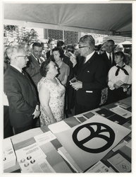 1970-2319 Opening van de Vredesweek op het Schouwburgplein met (van links naar rechts) wethouder G.Z. de Vos, mevrouw ...