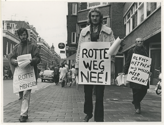 1970-2432 Actie Maand van de Rotte tegen het dempen van de Rotte voor het maken van een verkeersweg.
