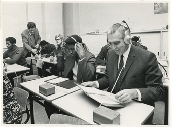 1970-2436 Opening van de cursus Nederlandse taal voor buitenlandse arbeiders door wethouder doctorandus J.G. van der Ploeg.