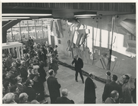 1970-2609 Onthulling van het wandreliëf van Carla Kafer tijdens de opening van het metrostation Slinge door de ...
