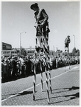 1970-2632 Steltlopers op de Vondelweg in een optocht door de stad ter gelegenheid van de Manifestatie C70.