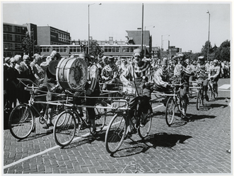 1970-2633 Fietsende clowns op de Vondelweg in een optocht door de stad ter gelegenheid van de Manifestatie C70.