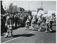 1970-2634 Verklede kinderen lopen op de Vondelweg in een optocht door de stad ter gelegenheid van de Manifestatie C70.