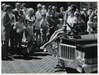 1970-2637 Miss Rotterdam rijdt voorop in een auto mee in een optocht door de stad ter gelegenheid van de Manifestatie C70.