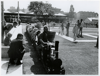 1970-2640 Op het Schouwburgplein rijdt een treintje voor kinderen vanwege de Manifestatie C70.