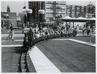 1970-2641 Op het Schouwburgplein rijdt een treintje voor kinderen vanwege de Manifestatie C70.