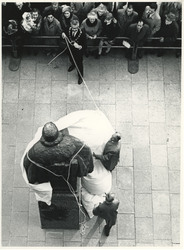 1970-2666 Onthulling van het standbeeld van Hugo de Groot op de Coolsingel door burgemeester W. Thomassen.