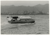 1969-37 Bezoek Rotterdamse delegatie aan Japan. Bezichtiging haven van Kashima per Hooverceaft.