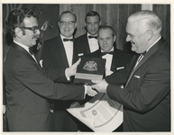 1970-370 Uitreiking Rotterdam Promotieprijs 1969. Euromast directeur Ab van Raalte, één van de leden van Club 25 ...