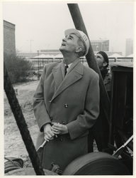 1970-373 Eerste paal voor gastenverblijf voor gehandicapten voor C'70, geslagen door L. van Stolk, voorzitter Stichting ...