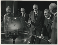 1970-378 Opening tentoonstelling Zie de maan in de Rivièrahal. In het midden de Amerikaanse ambassadeur J.W. Middendorf ...