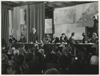 1970-379 Bijeenkomst over de vestiging van hoogovens op de Maasvlakte, georganiseerd door de wijkraad van Hoek van ...