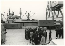 1970-39 Bezoek Rotterdamse delegatie aan Japan. Bezichtiging haven van Kashima per Hoovercraft.