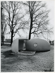 1970-399 Voorbereiding van de Manifestatie C70. In de tuin van het Schielandshuis wordt een gebouwtje in elkaar gezet.