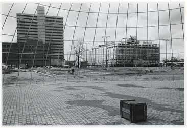 1970-404 Het Weena met daarop het Philipspaviljoen, (op de achtergrond) het Bouwcentrum en (rechts) het Groothandelsgebouw.