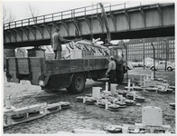 1970-410 Op de Binnenrotte zijn voorbereidingen gaande voor de Manifestatie C70. Mannen zijn bezig onderdelen van de ...