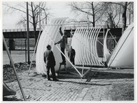 1970-411 Op de Binnenrotte zijn voorbereidingen gaande voor de Manifestatie C70. Mannen zijn bezig de gekleurde ...