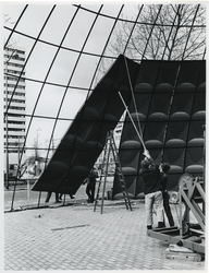 1970-414 Opbouw van de expositieruimte van Philips op het Weena-Kruisplein uit het oosten gezien.