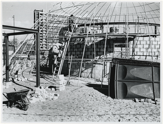 1970-418 Een blikvanger in de wording op het Weena uit het zuiden gezien tijdens de voorbereidingen van de manifestatie ...