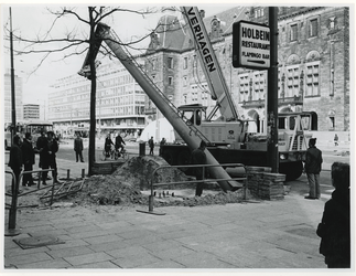 1970-425 Aan de overkant van het Stadhuis wordt op de Coolsingel een mast geplaatst voor de kabelbaan in het kader van ...