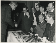 1970-439 Simultaan schaaktoernooi van Vroom en Dreesmann, Burgemeester W. Thomassen deed de eerste zet op het bord van ...