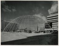 1970-420 Voorbereiding van de Manifestatie C70. Bij het Weena en het Stationsplein wordt een koepelvormig paviljoen van ...