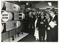 1970-47 Bezoek Rotterdamse delegatie aan Japan. Openingsbezoek tentoonstelling over Rotterdam. Rechts burgemeester ...
