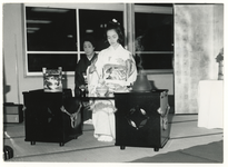 1970-50 Bezoek Rotterdamse delegatie aan Japan. Demonstratie door traditionreel geklede Japanse vrouwen tijdens museumbezoek.