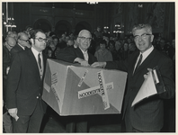 1970-508 Protest Prins Alexanderpolder tegen annexatie door Capelle aan den IJssel. Burgemeester Thomassen (rechts) ...