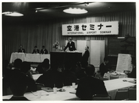 1970-52 Bezoek Rotterdamse delegatie aan Japan. Persconferentie met burgemeester Thomassen.