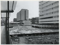 1970-530 De bouw van de havenmaquette gezien uit het westen met op de achtergrond het Hilton hotel tijdens de ...