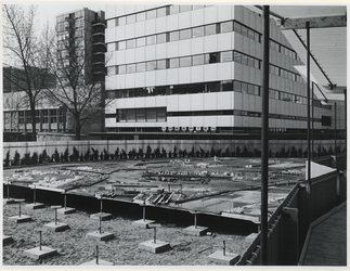 1970-531 De bouw van de havenmaquette gezien uit het oosten ter hoogte van de Lijnbaan tijdens de voorbereidingen van ...