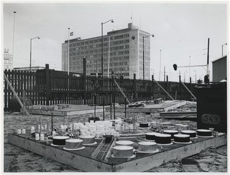 1970-532 De bouw van de havenmaquette gezien uit het westen ter hoogte van het Hilton hotel met op de achtergrond het ...