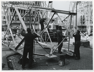 1970-534 Voorbereiding van de Manifestatie C70. Op de Coolsingel wordt een onderdeel van de energielijn opgebouwd.