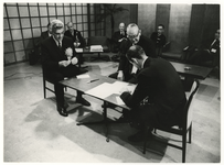 1970-54 Bezoek Rotterdamse delegatie aan Japan. Links burgemeester Thomassen.