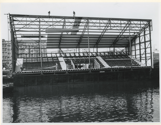 1970-544 Voorbereiding van de Manifestatie C70. In de Leuvehaven is het dolfinarium 'Dolfirodam' in aanbouw.