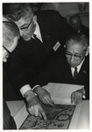 1970-55 Bezoek Rotterdamse delegatie aan Japan. Aanbieding geschenken, rechts de heer Matsushita, links burgemeester ...