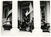 1970-57 Bezoek Rotterdamse delegatie aan Japan. Het gezelschap na hun bezoek aan de Kamer van Koophandel in Kobe.