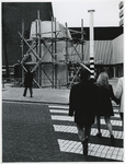 1970-679 Voorbereiding van de Manifestatie C70. Op het Weena voor het Bouwcentrum is het kunstwerk Sylvette naar een ...