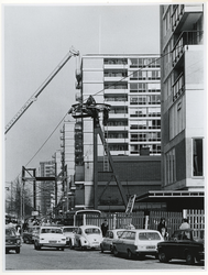 1970-681 Voorbereiding van de Manifestatie C70. Op de Karel Doormanstraat worden masten neergezet voor de kabelbaan.