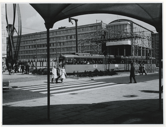 1970-683 Zebrapad bij de Van Oldenbarneveltplaats ter hoogte van de Coolsingel. De tram rijdt onder een bouwwerk door ...