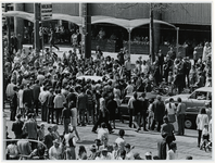 1970-700 De huldiging van Feyenoord na de winst van de Europacup I voor het stadhuis waar het verkeer wordt opgehouden ...