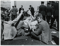 1970-705 Supporters wachten op de huldiging van Feyenoord bij het stadhuis na de winst van de Europacup I.