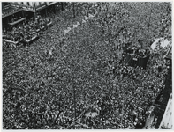 1970-717 Supporters op de Coolsingel voor de huldiging van Feyenoord na winst van de Europacup I.