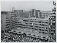 1970-722 Supporters op de Coolsingel voor de huldiging van Feyenoord na winst van de Europacup I.