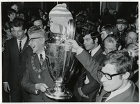 1970-725 Burgmeester Thomassen en Feyenoordaanvoerder Rinus Israël met de Europacup I (met daarin de Celtic-mascotte).