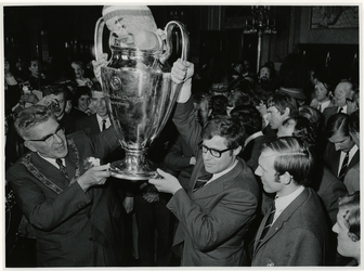 1970-726 Burgmeester Thomassen en Feyenoordspeler Rinus Israël met de Europacup I.